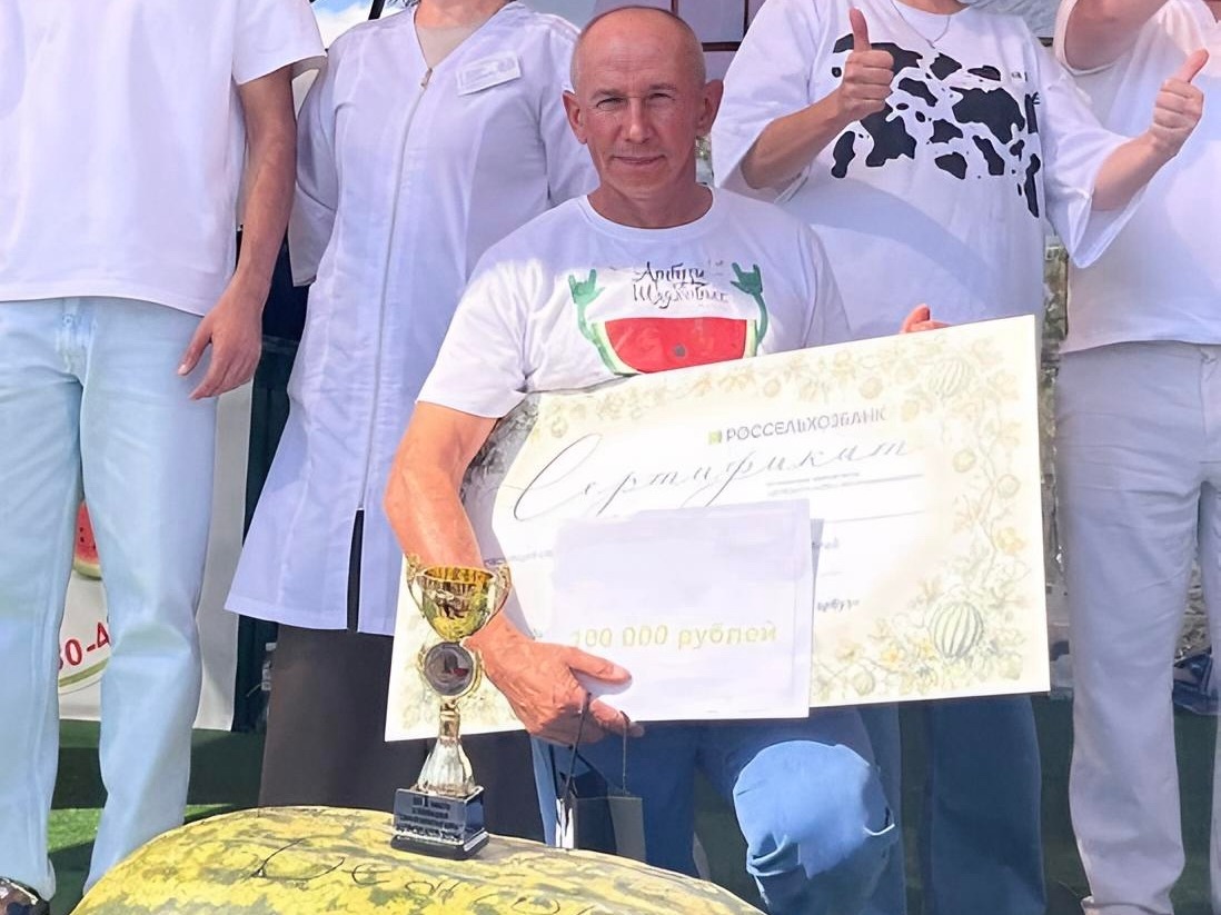 Корочанец Андрей Викторович Шляхов вырастил самый крупный арбуз в России.